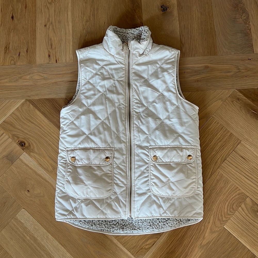 Women’s Francesca’s Reversible Vest - Quilted and Sherpa! Size Small